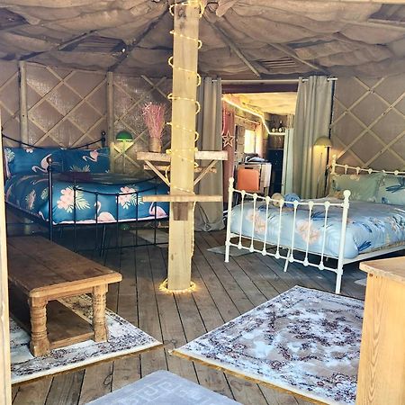 ルータム Vigo Retreat Boat Yurt Bed & Breakfast エクステリア 写真