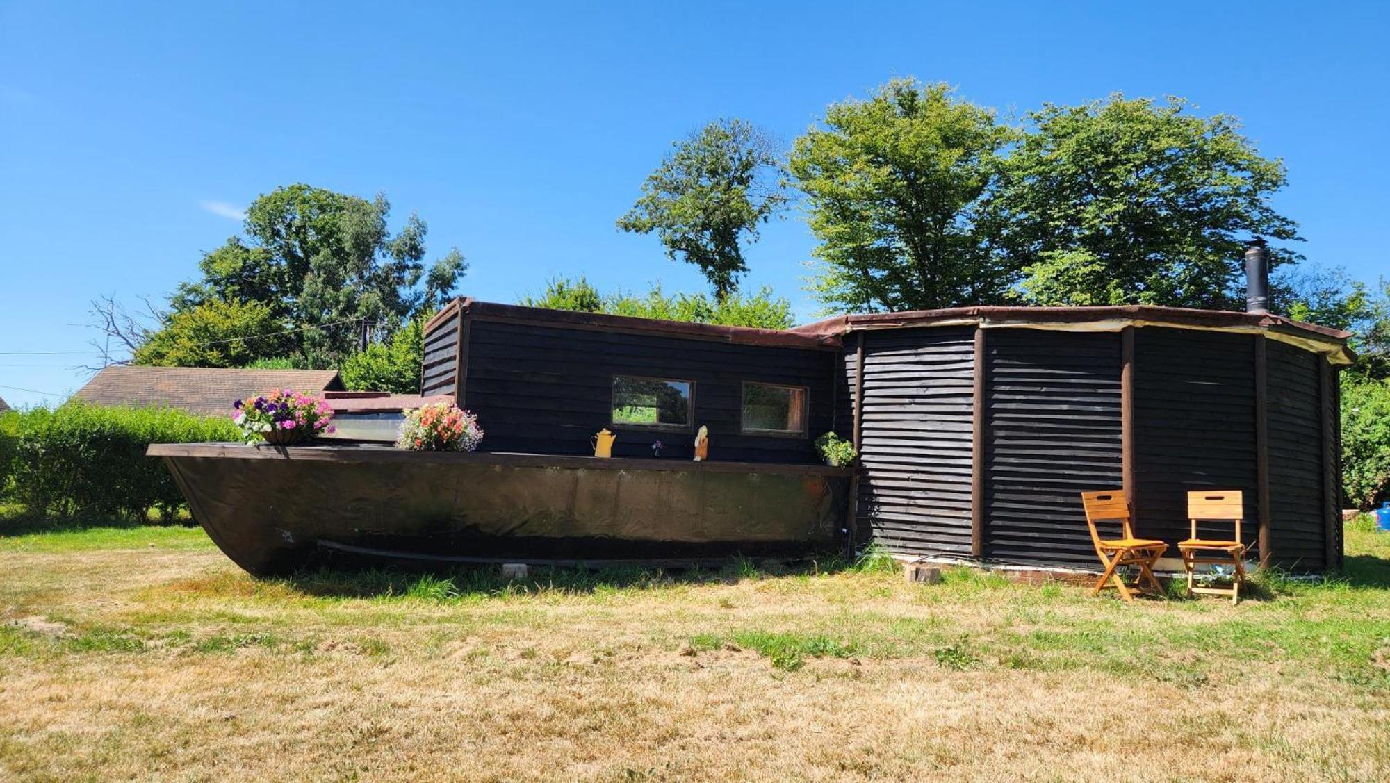 ルータム Vigo Retreat Boat Yurt Bed & Breakfast エクステリア 写真