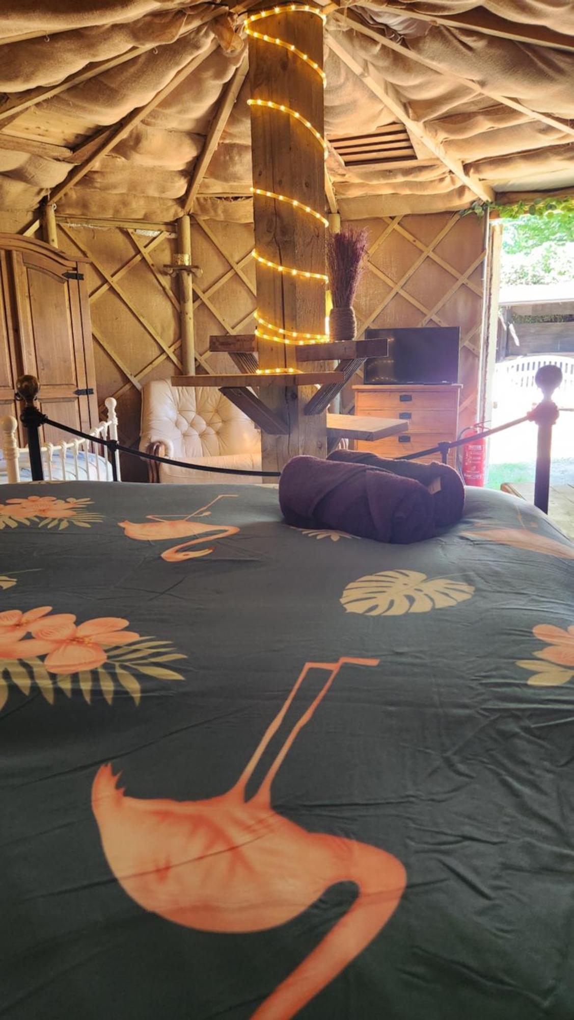 ルータム Vigo Retreat Boat Yurt Bed & Breakfast エクステリア 写真