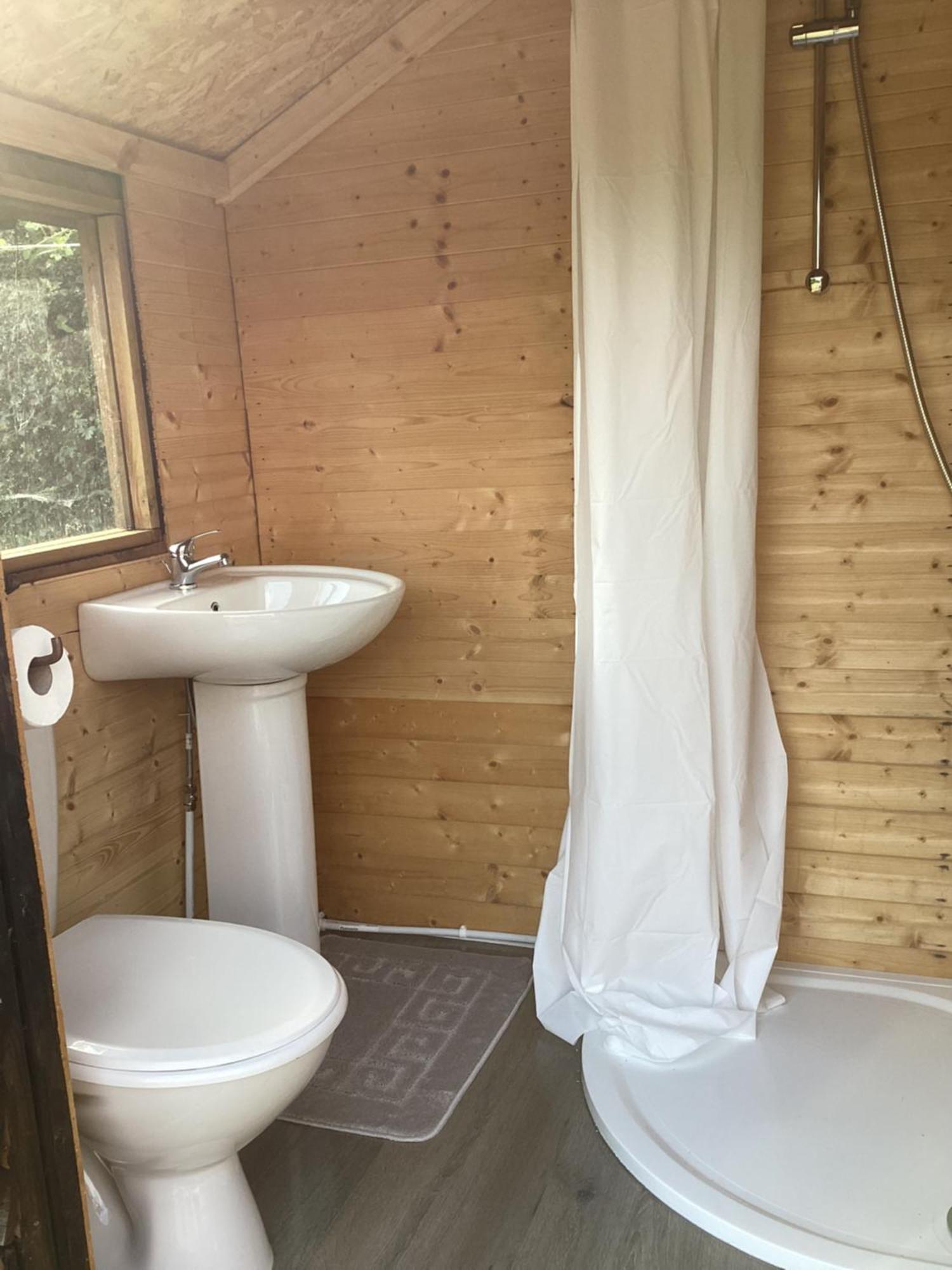 ルータム Vigo Retreat Boat Yurt Bed & Breakfast エクステリア 写真